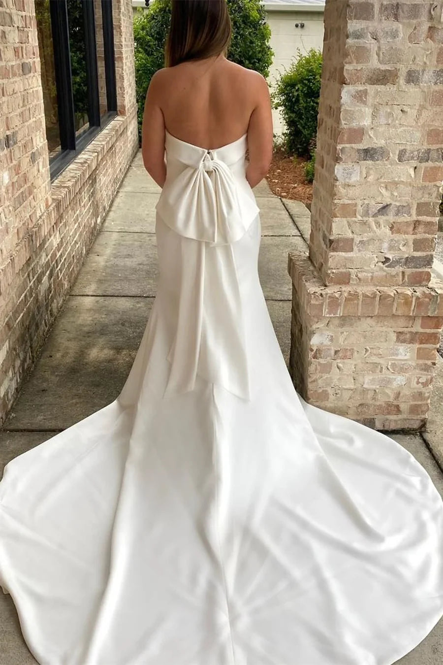 Vestido de novia sirena con espalda sin tirantes y lazo